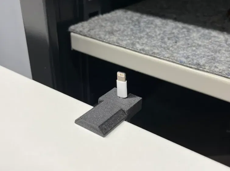 Kẹp Giữ Dây Cáp Bàn – Không Còn Tuột Dây (Vừa Mép Bàn 25 mm) - Image 1