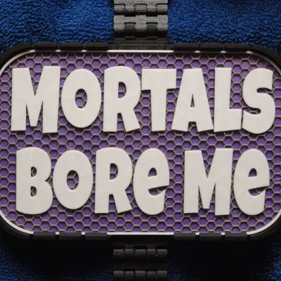 Bảng hiệu “Mortals Bore Me”