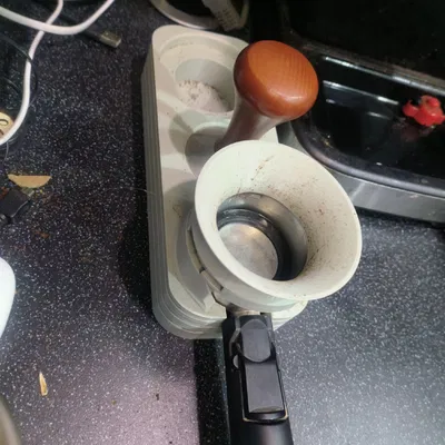 Chân đế và phễu cho tay cầm (portafilter) máy pha cà phê