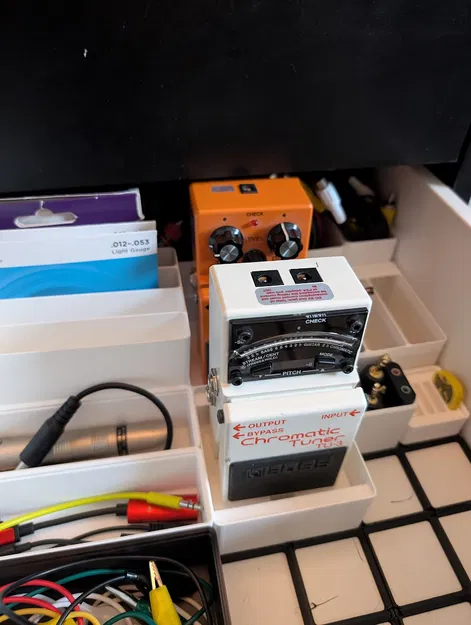 Giá đỡ pedal guitar Gridfinity 2x2 (Gridfinity Guitar Pedal Holder) - Image 1