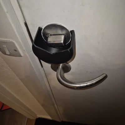 Ốp che núm vặn khóa cửa chống trẻ nhỏ (Toddler‑Proof Thumbturn Guard)