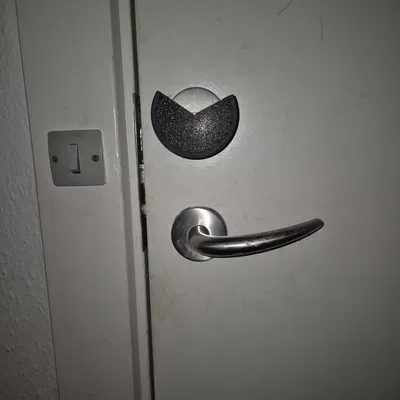 Ốp che núm vặn khóa cửa chống trẻ nhỏ (Toddler‑Proof Thumbturn Guard)