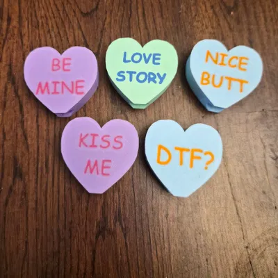 Nút Cắm Ống Hút Kẹo Trái Tim Lời Nhắn (Conversation Hearts Straw Toppers)