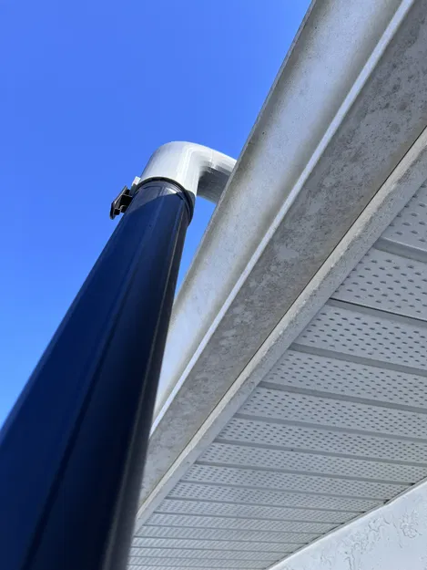 Gutter Sux – Đầu nối Shop Vac hút lá trong máng xối - Image 1