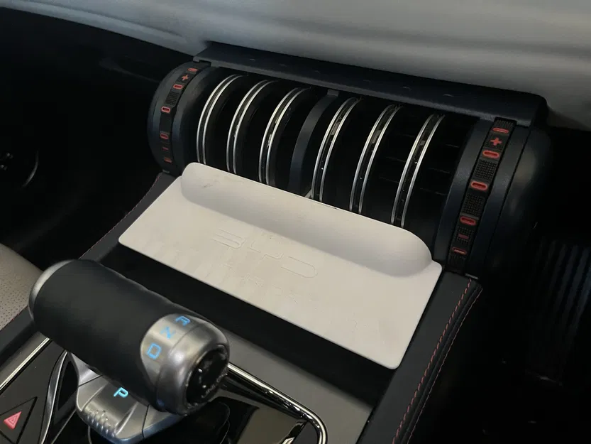 Khay sạc wireless BYD Atto3 (2023) – Miếng hướng gió làm mát điện thoại - Image 1