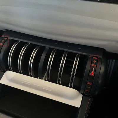 Khay sạc wireless BYD Atto3 (2023) – Miếng hướng gió làm mát điện thoại