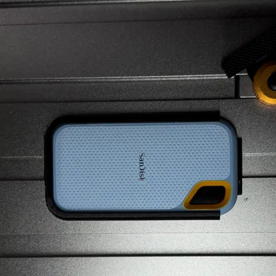 Holder SanDisk Extreme Portable SSD cho Tether Tools AeroTrac Workstation