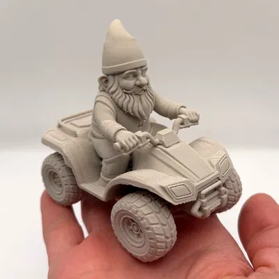 Chú lùn làm vườn cưỡi ATV