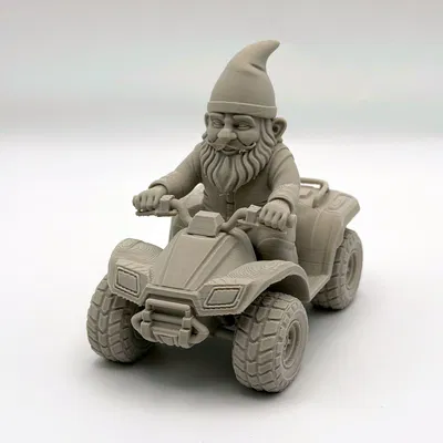 Chú lùn làm vườn cưỡi ATV