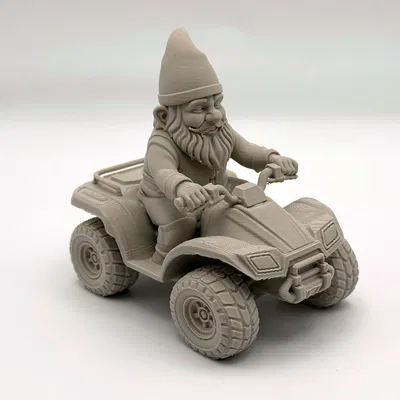 Chú lùn làm vườn cưỡi ATV