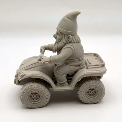 Chú lùn làm vườn cưỡi ATV