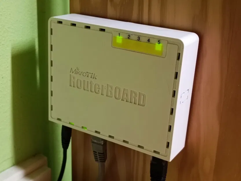 Giá Treo Tường MikroTik RB250GS (Wall Mount) - Image 2