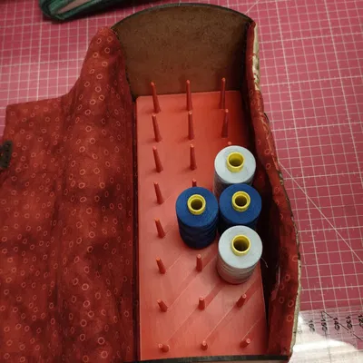 Porta carretes de costura (Giá đỡ cuộn chỉ may)