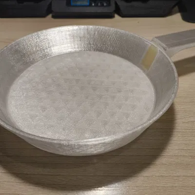 Một cái chảo chiên và cán cầm cho nó