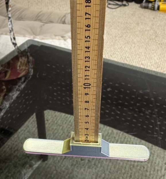 Giá đỡ thước mét dựng đứng (Vertical meter stick holder) - Image 1