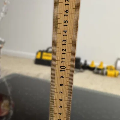 Giá đỡ thước mét dựng đứng (Vertical meter stick holder)