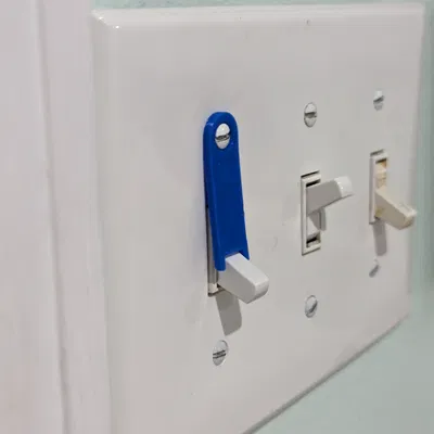 Khóa/ốp chặn công tắc đèn toggle – đơn giản, dễ, nhanh