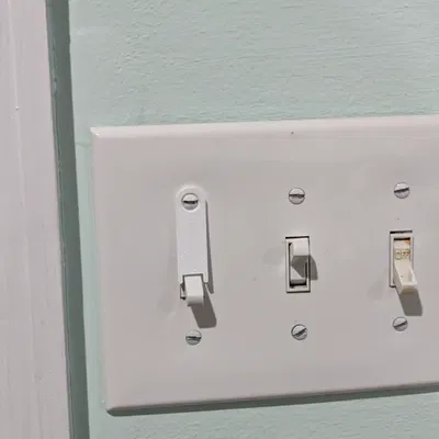 Khóa/ốp chặn công tắc đèn toggle – đơn giản, dễ, nhanh