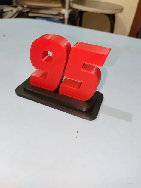 Mô hình để bàn Lightning McQueen “95” phong cách đua kèm chân đế press-fit - Image 2