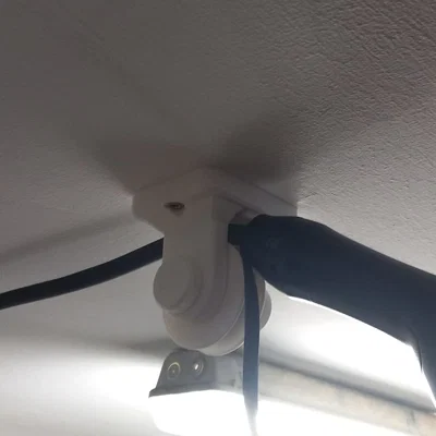 Dẫn hướng cáp trên trần cho cáp Wallbox