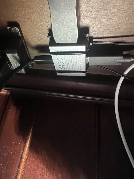 UGREEN USB-C to DP Under Desk Mount - Image 2