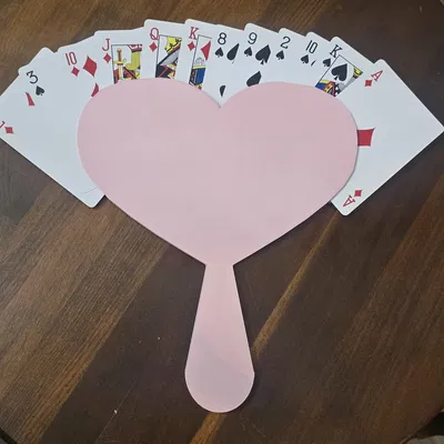 Giá đỡ bài tây cầm tay (Valentines card holder)