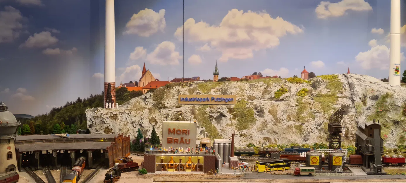 Nhà máy bia với 5 nồi nấu (Brewery with 5 brewing kettles) - Image 1