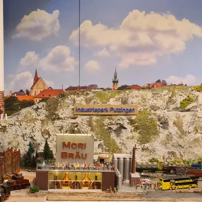 Nhà máy bia với 5 nồi nấu (Brewery with 5 brewing kettles)