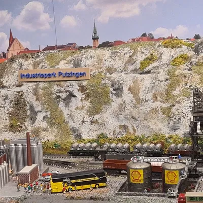 Nhà máy bia với 5 nồi nấu (Brewery with 5 brewing kettles)