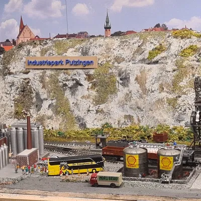 Nhà máy bia với 5 nồi nấu (Brewery with 5 brewing kettles)