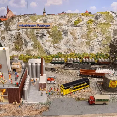 Nhà máy bia với 5 nồi nấu (Brewery with 5 brewing kettles)