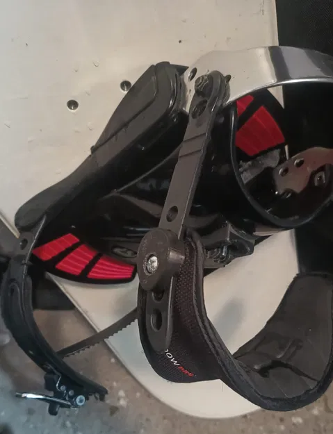 Gá gắn dây đai snowboard (Upevnění pásků snowboardu / Attaching snowboard straps) - Image 1