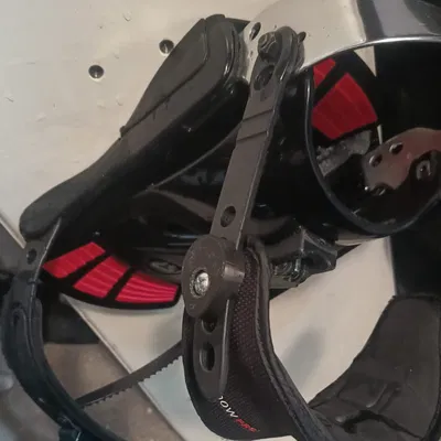 Gá gắn dây đai snowboard (Upevnění pásků snowboardu / Attaching snowboard straps)