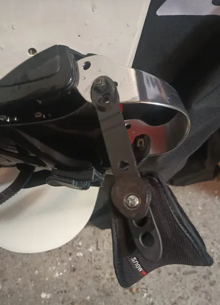 Gá gắn dây đai snowboard (Upevnění pásků snowboardu / Attaching snowboard straps) - Image 2