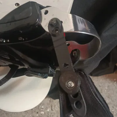 Gá gắn dây đai snowboard (Upevnění pásků snowboardu / Attaching snowboard straps)