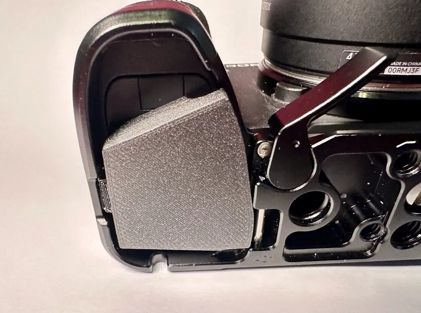 Giá gắn Airtag cho Smallrig Baseplate Sony A6700 - Image 3