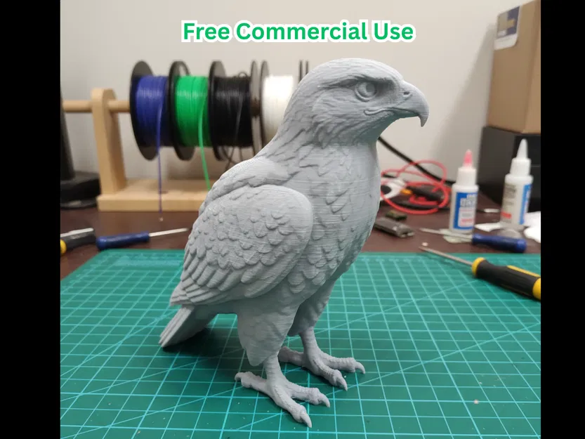 Tượng Diều Hâu Đuôi Đỏ Đang Đậu (Red-Tailed Hawk Sitting Statue) - Image 1