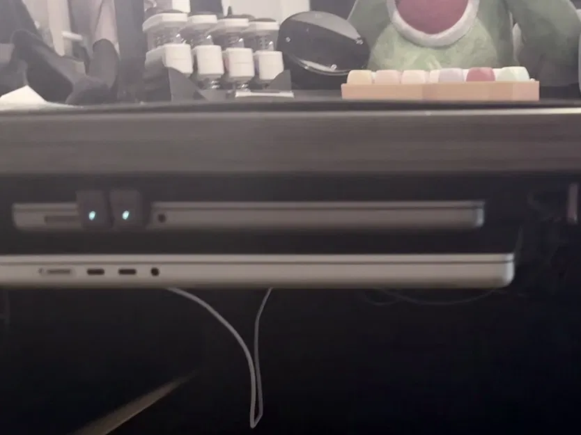 Giá đỡ laptop gắn dưới bàn (cho 2 laptop) - Image 1