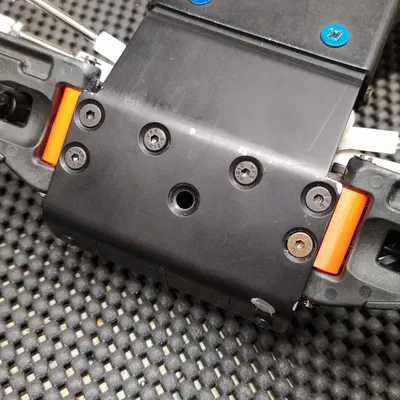 NIX62084 - Ngàm gắn tay trước RC10 (front arm mount)