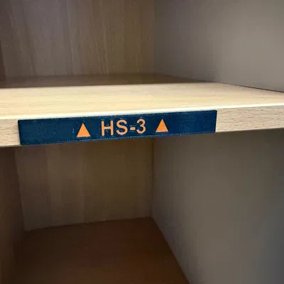 Nhãn dán trên kệ