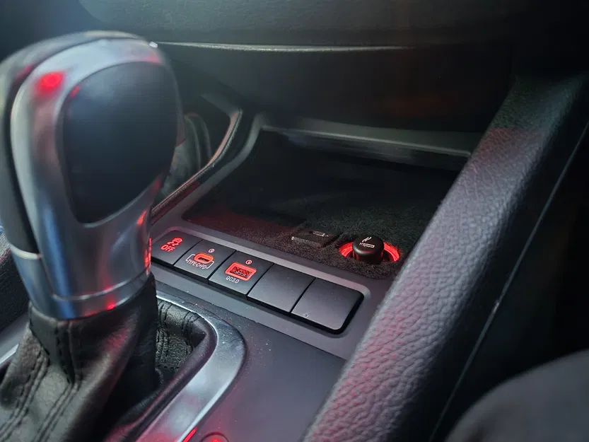 Sạc không dây VW Golf 6 (và tương tự) kèm ổ 12V & ngăn thẻ - Image 1