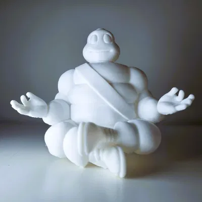 Tượng Bibendum (Michelin) đang thiền