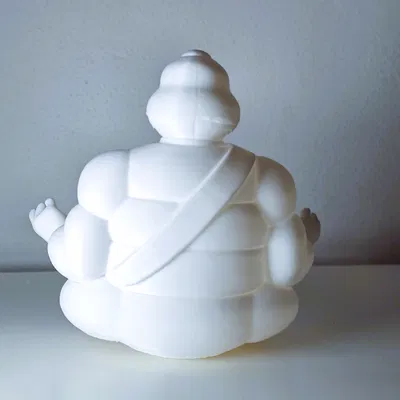 Tượng Bibendum (Michelin) đang thiền