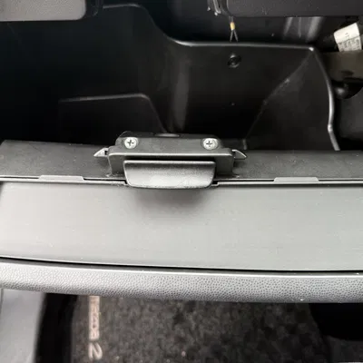Tấm che hộc đồ Mazda2 DE 2007–2014 (glovebox cover plate)