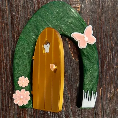 Cửa Tiên có trang trí dán và cửa bản lề