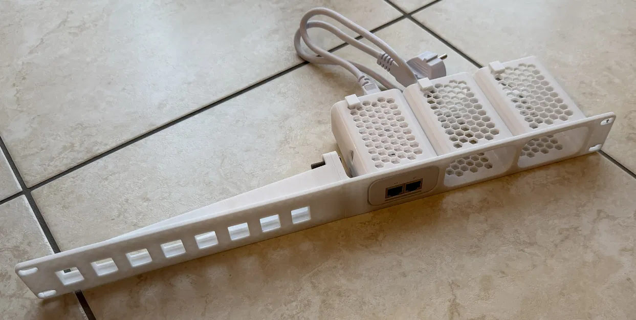 Giá rack 19 inch modular cho Unifi PoE+ 2.5G (UACC-PoE+-2.5G) - Image 3