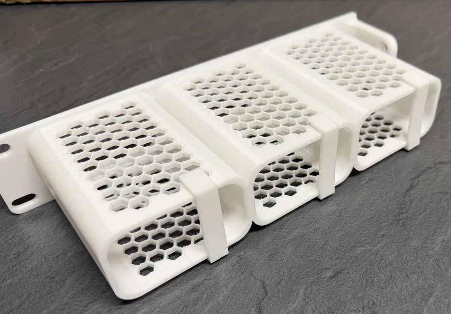 Giá rack 19 inch modular cho Unifi PoE+ 2.5G (UACC-PoE+-2.5G) - Image 4