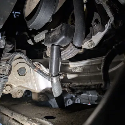 Adapter lọc dầu Tundra 2023-2026 cho thay dầu sạch sẽ, không bầy nhầy