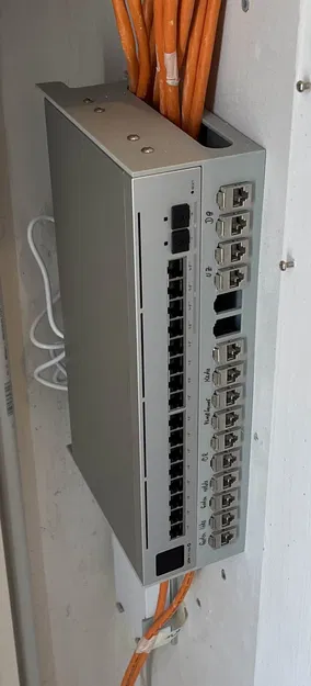 Giá treo tường UniFi switch kèm patch panel (e-dat) (Pro Max 16/16 PoE) - Image 1
