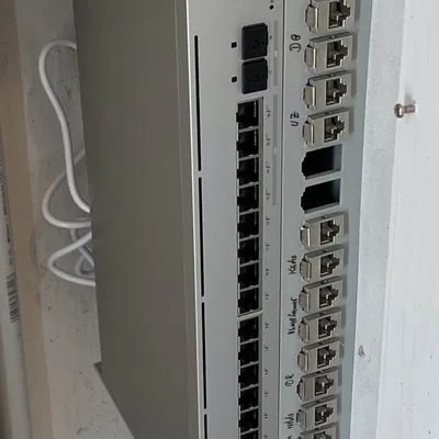 Giá treo tường UniFi switch kèm patch panel (e-dat) (Pro Max 16/16 PoE)